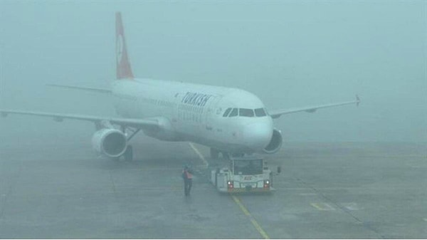 Sabiha Gökçen Havalimanı'nda, sabah saatlerinde etkisini arttıran yoğun sis nedeniyle iniş yapamayan 50 uçak, İstanbul Havalimanı'na yönlendirildi.