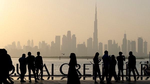 Söz konusu adımın, diğer Körfez şehirlerine nazaran daha liberal bir yaşam tarzına sahip Dubai'nin turistler ve gurbetçi sakinler için cazibesini daha da arttıracağı değerlendirmesi yapılıyor.