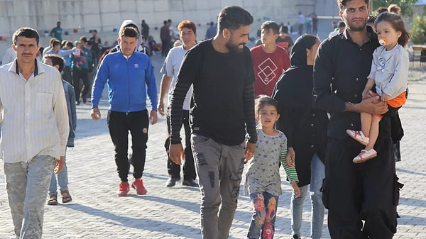 Sınır dışı edilen düzensiz göçmen sayısı, bir önceki yıla göre yüzde 161 arttı. Sınır dışı etme başarı oranı da sınır dışı işlemleri devam edenler ve mükerrer yakalamalar düşüldüğünde yüzde 71 olarak gerçekleşti. Geri gönderme merkezlerinin sayısı 30'a, kapasitesi 20 bin 540'a yükseltildi.