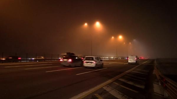 Sabah erken saatlerinden itibaren İstanbul'u etkisi altına alan sis, akşam saatlerinde de yoğunluğunu arttırdı.