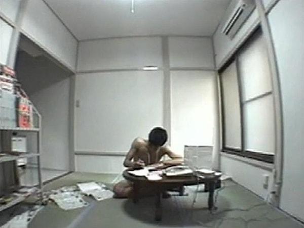 8. Japonya'da 15 ay boyunca yayınlanan bir realite programında Tomoaki Hamatsu isimli bu adam, minik apartmanından hiç çıkmadan çıplak şekilde kuponlardan kazandığı yiyeceklerle beslenerek yaşadı.