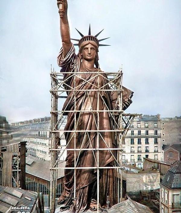 9. Parçalara ayrılıp New York'a gönderilmeden hemen önce Paris'in üzerinde yükselen Özgürlük Heykeli, 1886.