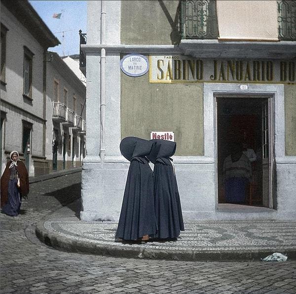 3. 1930'lu yıllarda Ponta Delgada'nın şehir merkezinde gezen kadınlar: