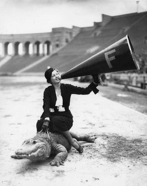 9. Los Angeles Memorial Coliseum'da timsaha binen bir kadın - 1930'lu yıllar: