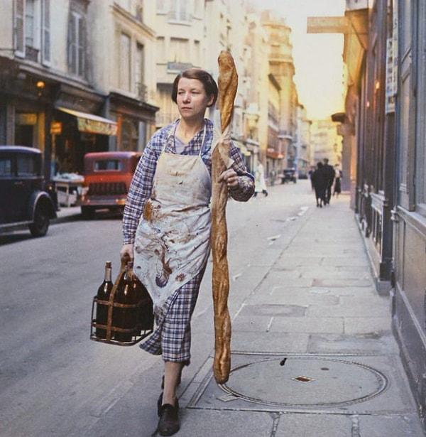 16. 1945 yılında elinde baget ekmekle yürüyen kadın: