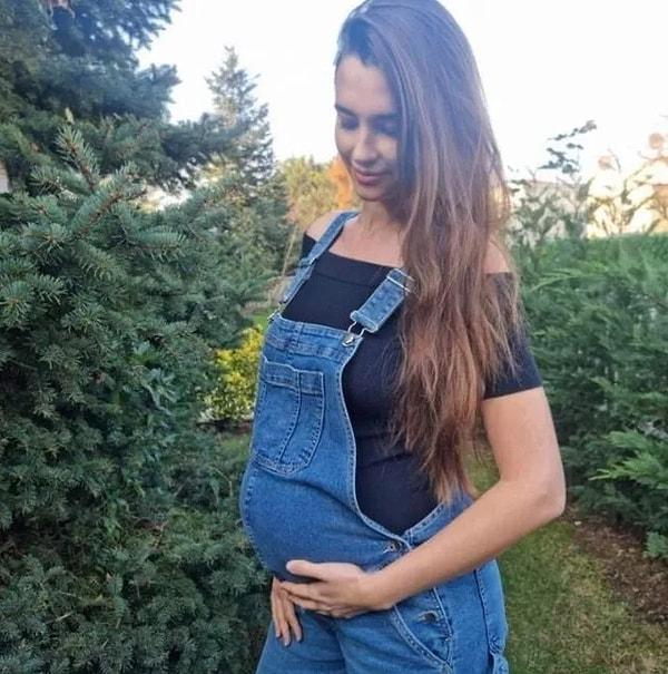 Şimdilerde ise bebeğini kucağına almaya hazırlanan Leyla Lydia, hamileliğin son zamanlarını "9💙" notuyla paylaştı.