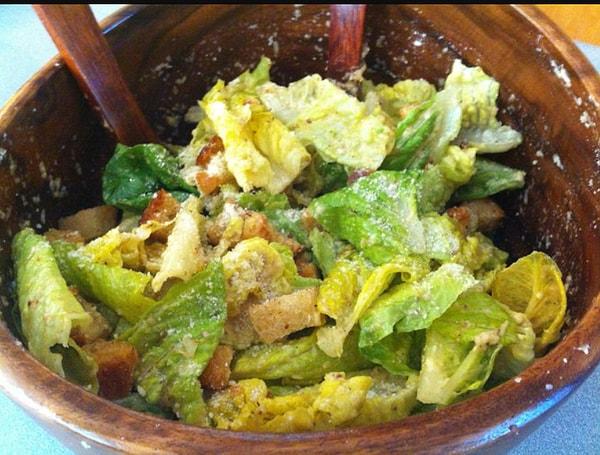 Salatanın orijinali marulla yapılıyor. Her marul yaprağının içine malzemeler konuyor ve yenmek istediğinde malzemelerle doldurulan yapraklar birer birer alınıyor. Orijinal tarifte salata, çatalla değil, elle yeniyor.