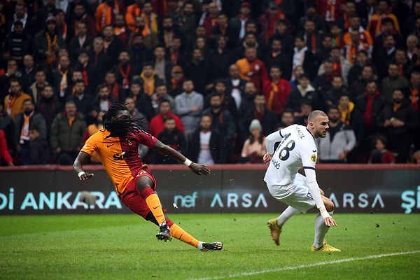 Dakikalar 30'u gösterdiğinde ise Gomis sahneye çıkarak Galatasaray'ı 2-1 öne geçirdi. Maç bu skorla sona ererken Galatasaray, pazar günü Kadıköy'de oynanacak Fenerbahçe derbisine lider olarak gitmeyi başardı.