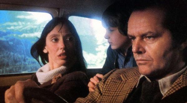 Filmin başrollerini Jack Nicholson ve Shelley Duvall paylaşıyor. Filmdeki bütün oyuncular rolüne çok iyi bürünmüştür. Hatta filmin başrollerinden Shelley Duvall bir süre sonra sette Jack Nicholson'dan gerçekten korkmaya başladığını belirtir.