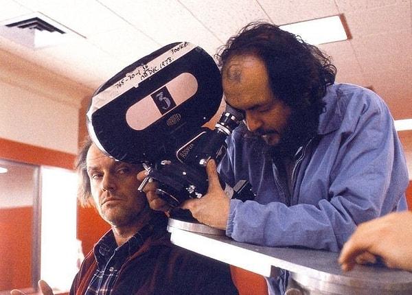 Kubrick filmdeki balta sahnesini 127 kere çektiği bilinir son derece titiz ve fazla tekrara alarak çalışan yönetmen her ne kadar güzel bir film ortaya koysa da seti oyuncular için kabusa çevirmiştir. Her detayı ince ince işlenmiş film, bu sayede başarılı olmuş olsa da The Shining'in çekim süreci settekiler için oldukça zor olmuştur.