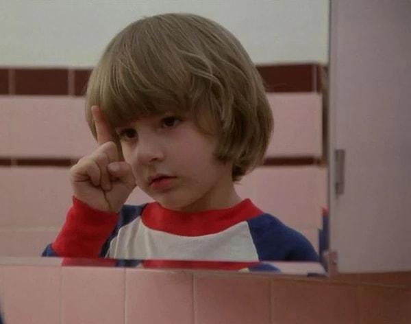 Oyuncuları bezdirmesiyle bilinen Kubrick, filmde Danny rolünü canlandıran küçük çocuğa karşı her zaman çok nazik ve iyi davranmıştır. Film çekilirken 5 yaşında olan küçük çocuk çekimler sırasında bir korku filminde oynadığını farkında değildi.