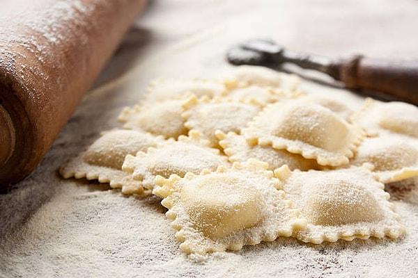 Ravioli, mantı olarakta bilinir.  İnce makarna hamuruyla sarılmış bir dolgu içeren bir makarna türüdür. Genellikle et suyunda veya sosla servis edilirler, İtalyan mutfağında geleneksel bir yiyecek olarak ortaya çıkar.