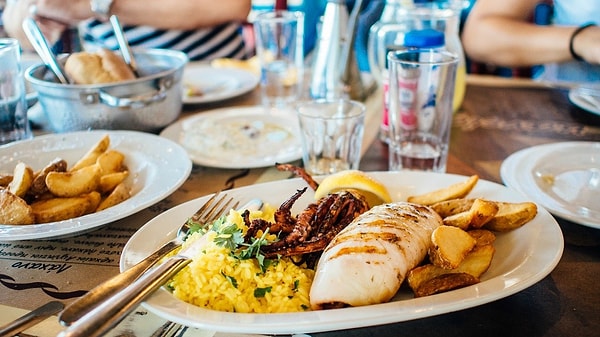 İş verenlerin çalışanlarına sağladığı yemek kartlarında yeni döneme geçildiği iddia edilmişti. İddialara göre yemek kartları market alışverişlerinde kullanılamayacaktı. Peki bu iddialar doğru mu?