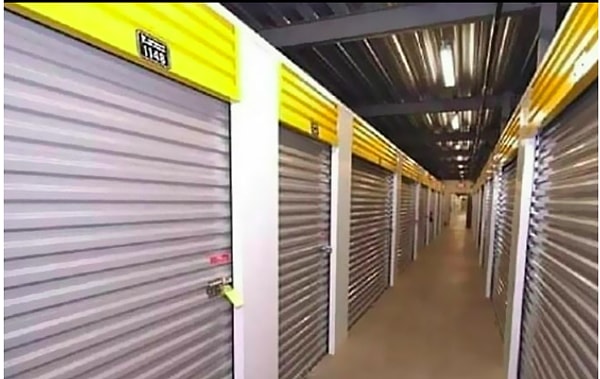 8. Во время съемок американской телепередачи "Хватай не глядя" (Storage wars) в одном из складских помещений был обнаружен труп, завернутый в пластиковый пакет. Позже полиция установила, что предыдущий владелец склада убил свою жену и положил ее туда.