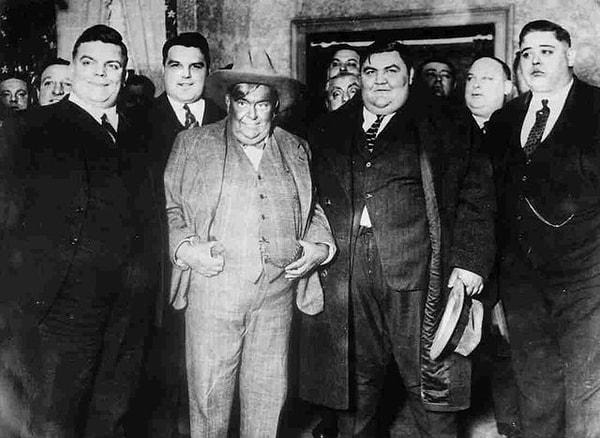 4. 1930'larda, New York’taki “Şişman Adamlar Kulübü” üyeleri 👇