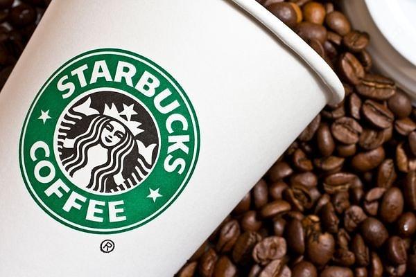 Aslında Starbucks kuruluşu göz önüne alındığında klasik İtalyan usulü, insanların kahvelerini alırken baristalarla sohbet edip sonra oturup kahvelerini içtikleri sıcak bir ortamdı.