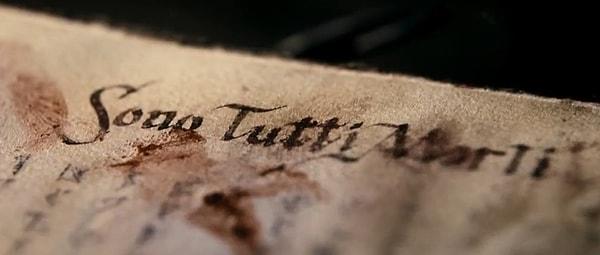 5. Evil Dead (2013) filmindeki Ölüler Kitabında yazan "Sono tutti morti" cümlesi Türkçe'de "Hepsi öldü." anlamına gelir. Bu da filmin sonunda tüm karakterlerin öleceğinin mesajı olarak düşünülebilir.