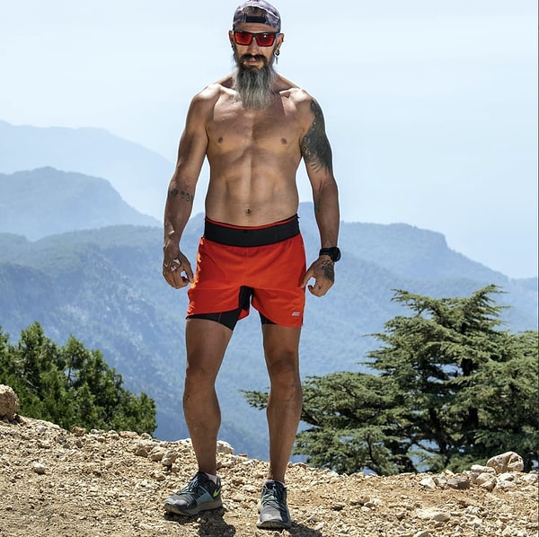 Survivor 2023 gönüllüler takımında yer alan Özgür, ilk günden beri yaşı ile dikkat çeken isimlerden.