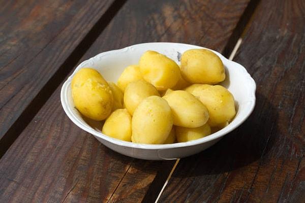 4. Haşlanmış patatesin kabuklarını kolay bir şekilde soymak için 1-2 dakika buzlu soyun içerisinde patatesleri bekletmek.
