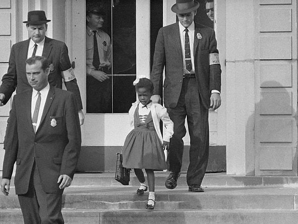 15. Ruby Bridges, tamamen beyazlardan oluşan William Frantz İlköğretim Okulu'ndaki ırk ayrımını kaldıran ilk Afrikalı-Amerikalı çocuktu.