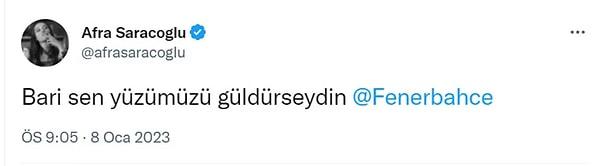 25 yaşındaki güzel oyuncu Afra Saraçoğlu, Twitter hesabından "Bari sen yüzümüzü güldürseydin" yazarak Fenerbahçe'yi etiketledi.