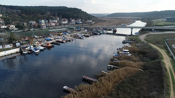 Yaklaşık 32 kilometre uzunluğundaki Riva Deresi'nin Ömerli Barajı ile ve İSKİ Paşaköy İleri Biyolojik Atık Su Arıtma Tesisleri ile bağlantısı bulunuyor