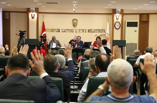 İYİ Parti Meclis Grup Başkanvekili Ayhan Ayvaz, Demir'in bu uygulamasını "vergi kaçırmak' olarak niteledi.