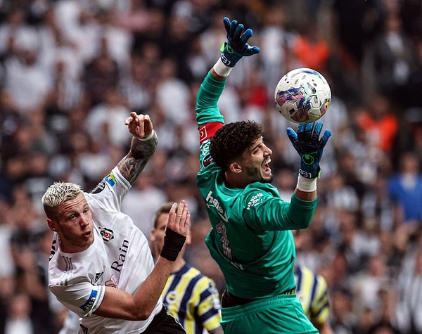 Fenerbahçe bu sezon oynadığı ilk derbide Beşiktaş ile deplasmanda 0-0 berabere kaldı.