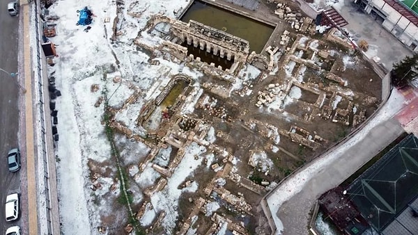 Dünyada sadece iki örneği olan, biri İngiltere'nin Baht şehrinde, diğeri de Yozgat'ın Sarıkaya ilçesinde bulunan Roma döneminden kalma Basilica Therma Roma Hamamı, dünyanın en eski termal tedavi merkezi olarak bilimsel çevrelerce kabul ediliyor.