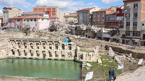 "Kral Kızı" adıyla da bilinen tarihi yapıyı merak edenler de il dışından gelerek hem yapının mimarisini inceleme fırsatı buluyor hem de 2 bin yıllık tarihin önünde hatıra fotoğrafı çektiriyorlar.