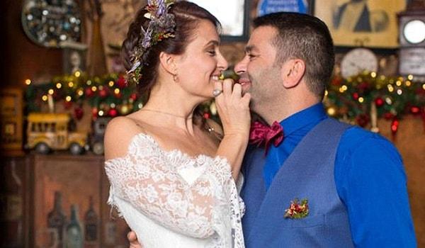 Ceyda Düvenci ve Bülent Şakrak çifti 2015 yılının Aralık ayında Kaz Dağları'nda sevdikleriyle beraber bir düğün yapmışlardı.