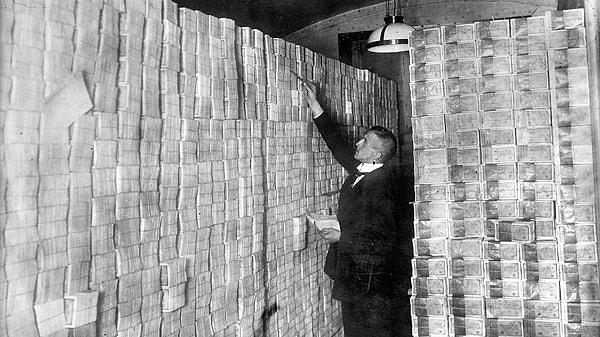 11. 1923'te Almanya'da yaşanan hiperenflasyon sonucunda banknotlar çok değer kaybetmiştir ve duvar kağıdı olarak kullanılmıştır.