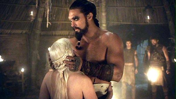 Drogo'nun Daenerys'e cinsel saldırıda bulunduğu o sahnede Emilia Clarke'ın partneri Jason Momoa'nın bu anı ele alış biçimi de son derece önemliymiş.