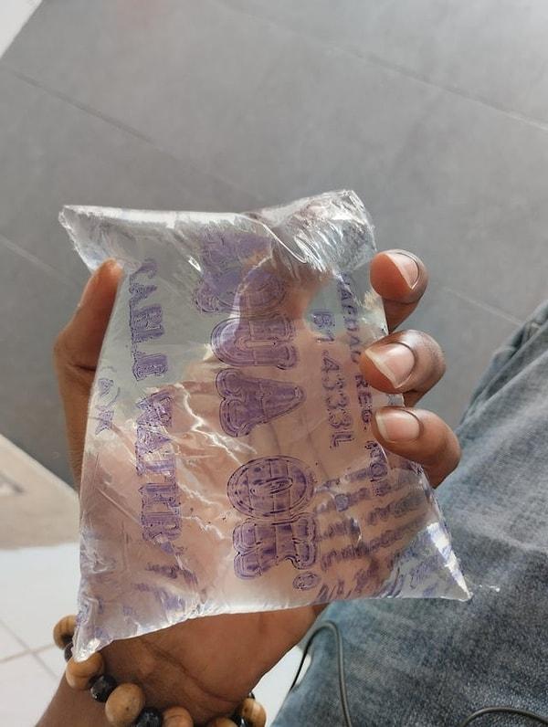 7. Batı Afrika'da içme suyu bu küçük plastik torbalarda satılıyormuş.