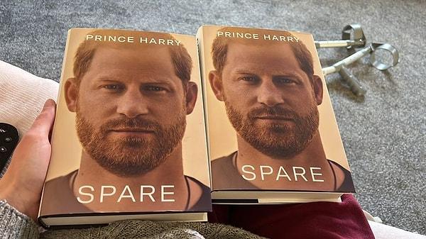 Ancak bunlar yeterli olmadı; 38 yaşındaki Prens Harry’nin haftalardır heyecanla beklenen ‘Spare’ isimli otobiyografisi 10 Ocak itibarıyla raflarda yerini aldı!