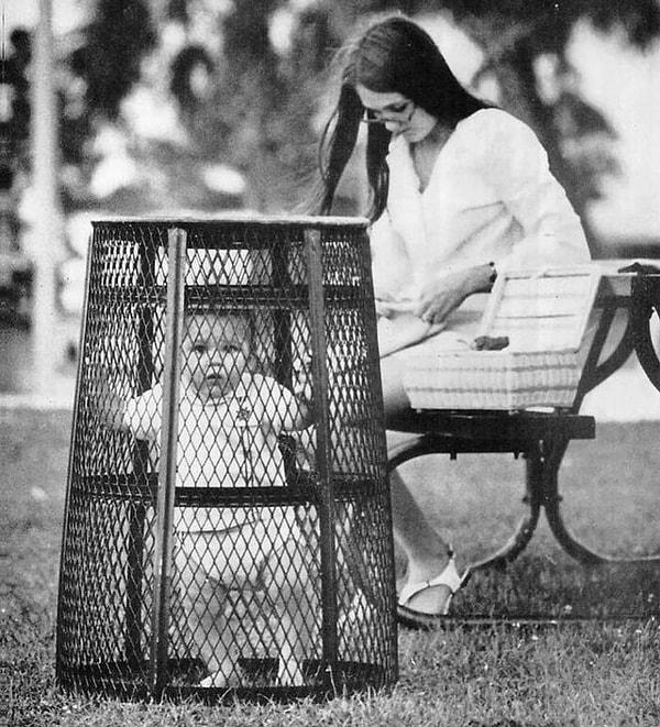 8. 1969 yılında bir dergide reklamı yapılan bir ürün; anne parkta örgü örerken bebeği güvenlik kafesine koymuş.
