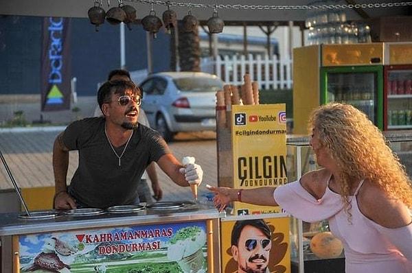 Gerçek ismi Mehmet Dinç olan dondurmacı, Antalya'da AkkaPark AVM'nin önünde Kahramanmaraş dondurması satıyor.