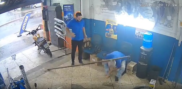 Ayn� Demiri 2 Kez Ustas�n�n �zerine D���ren D�nyan�n En Beceriksiz ��ra��