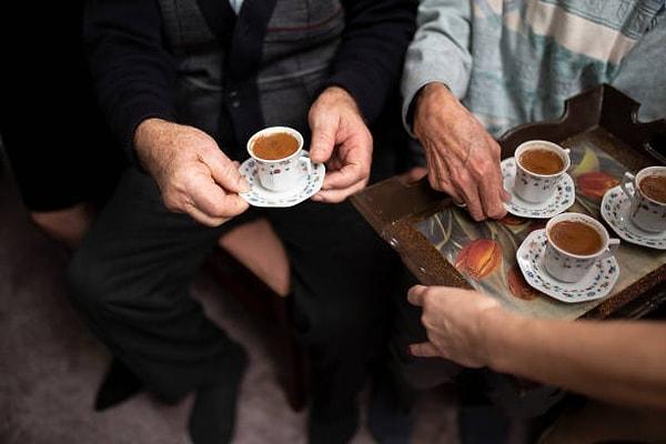 14. Bonus: Tuzlu Türk kahvesi, kız isteme törenlerinde damat adaylarına ikram edilir; böylece damat adayının sevdiği kız için neleri göze alabileceği anlaşılır. Bu nedenle tuzlu kahvenin damat adayı tarafından içilmesi büyük bir anlam taşımaktadır.