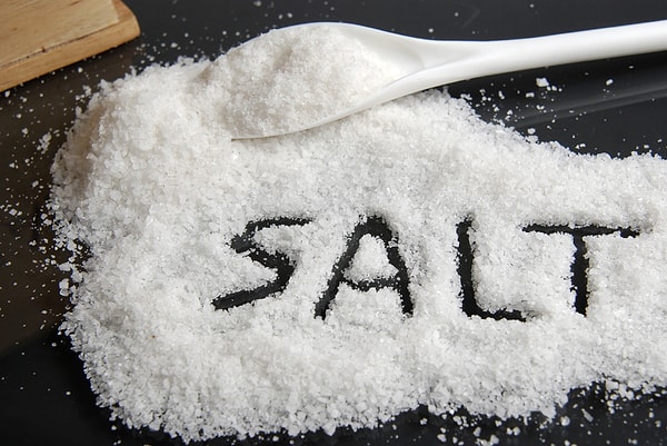 Latince tuz anlamına gelen 'sal' kelimesi, İngilizceye 'salt', Almancaya 'salz', İtalyancaya 'sale' ve İspanyolcaya 'sal' olarak geçmiştir.