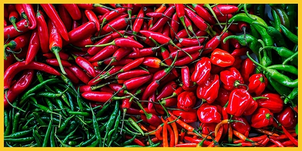 Latince biber anlamına gelen 'piper' kelimesi, İngilizceye 'pepper', Almancaya 'Pfeffer', İtalyancaya 'pepe' ve İspanyolcaya 'pimienta' olarak geçmiştir.