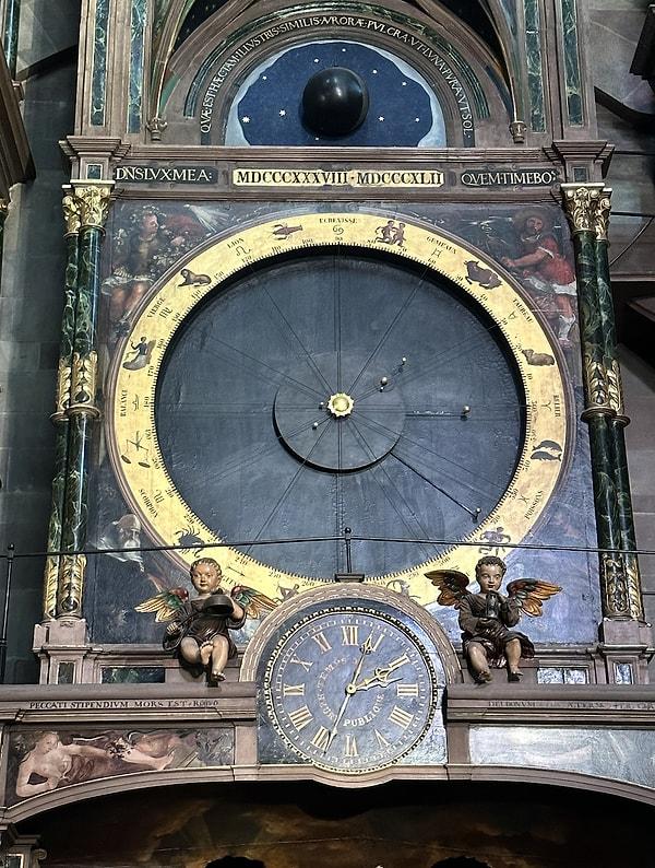 Rönesans dönemi sanatçıları, matematikçileri ve teknisyenleri ile birlikte 1574 yılında yapılan saat; güneşin, gezegenlerin ve takımyıldızlarının yörüngelerini gösterir.