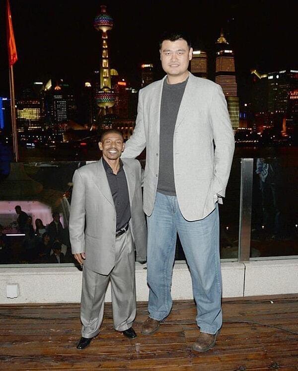 2. 2.29 boyundaki NBA basketbolcusu Yao Ming ve ondan daha uzun süre NBA'da oynamış 1.60 boyundaki Muggsy Bogues👇