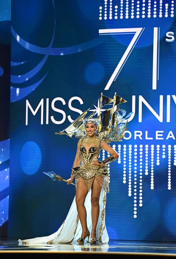 Задняя часть костюма Мисс Индонезия Лакшми Шари Де-Нифе Суардана была сделана в виде корабля