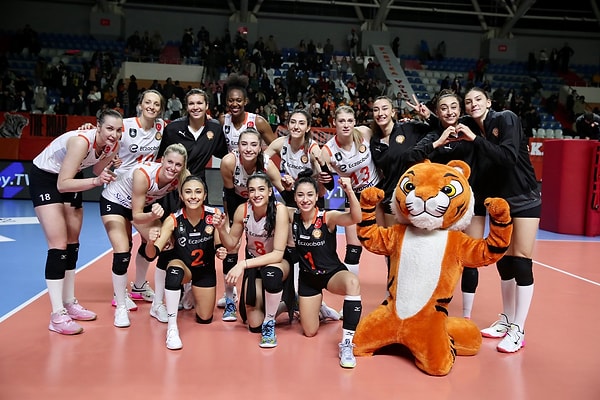 Ligde namağlup olan Eczacıbaşı, CEV Şampiyonlar Ligi 3. hafta maçında Polonya ekibi Grupa Azoty Chemik'i 3-1 mağlup ederek Avrupa'da da liderliğini sürdürdü.