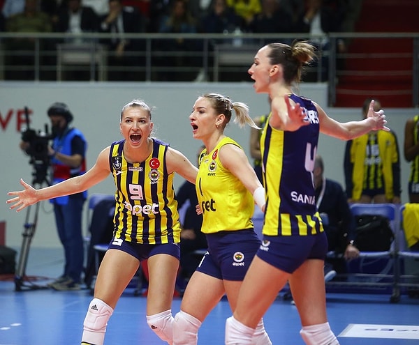 Konuk ekip Fenerbahçe Opet ise Sultanlar Ligi'nde oynadığı 13 maçta 10 galibiyet aldı ve puan durumunda 3. sırada yer alıyor.