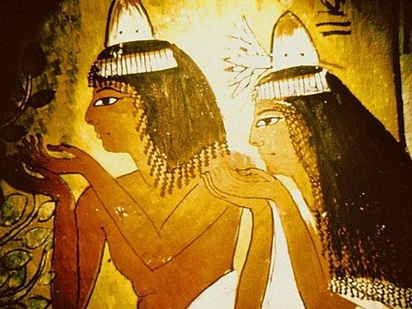 Eski Mısır'daki üst sınıf erkeklerin çoğunun kişisel manikürcüsü vardı. O zamanlar oje, kına ile renklendirerek yapılıyordu.