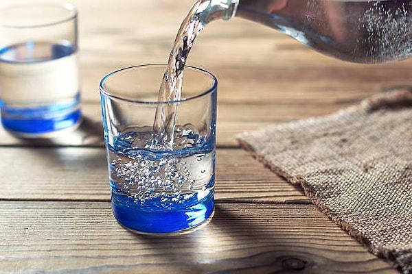 Uzun süre susuz kaldığınızda dehidrasyon hastalığı yaşanabilir. Yine çok uzun süre vücudunuzda su birikmesi de su zehirlenmesi olarak sağlığınızı bozabilir.
