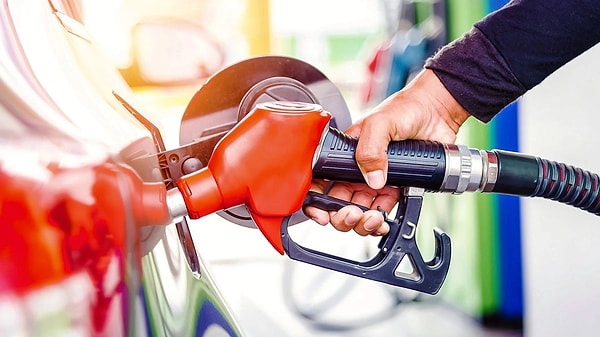 13 Ocak Cuma gününden itibaren geçerli olan 80 kuruşluk zamla birlikte benzinin litre fiyatı yeniden 19 TL seviyesinin üzerine çıkmış oldu.