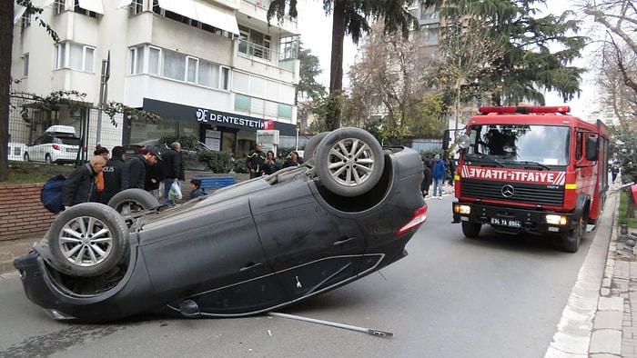 Direksiyon Hakimiyetini Kaybetti: Kaldırımdaki Yayaya Çarpıp, Takla Attı